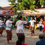Aktivitas komunitas di Indonesia saat Leci123 Login, dikelilingi suasana ceria dan tradisi lokal.